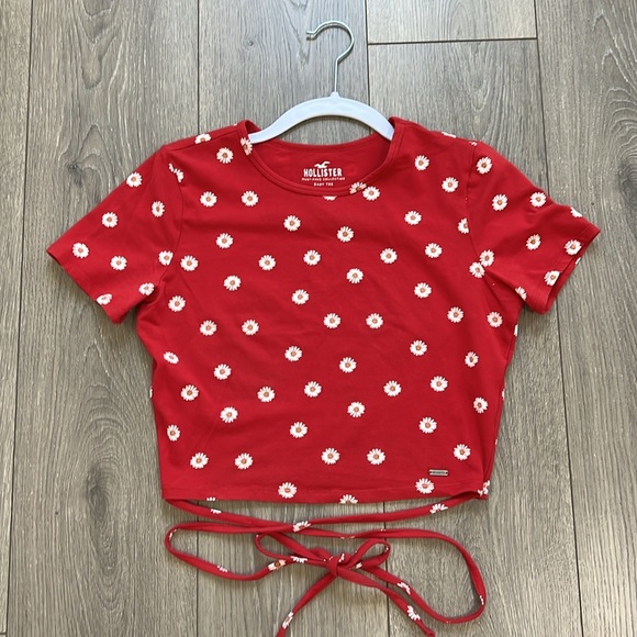 Hollister must have collection, baby tee, Size: Medium top red with daisies - Picture 4 of 8